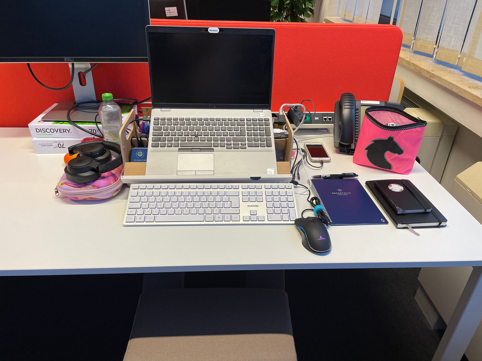 How to Organise a Hot Desk Well