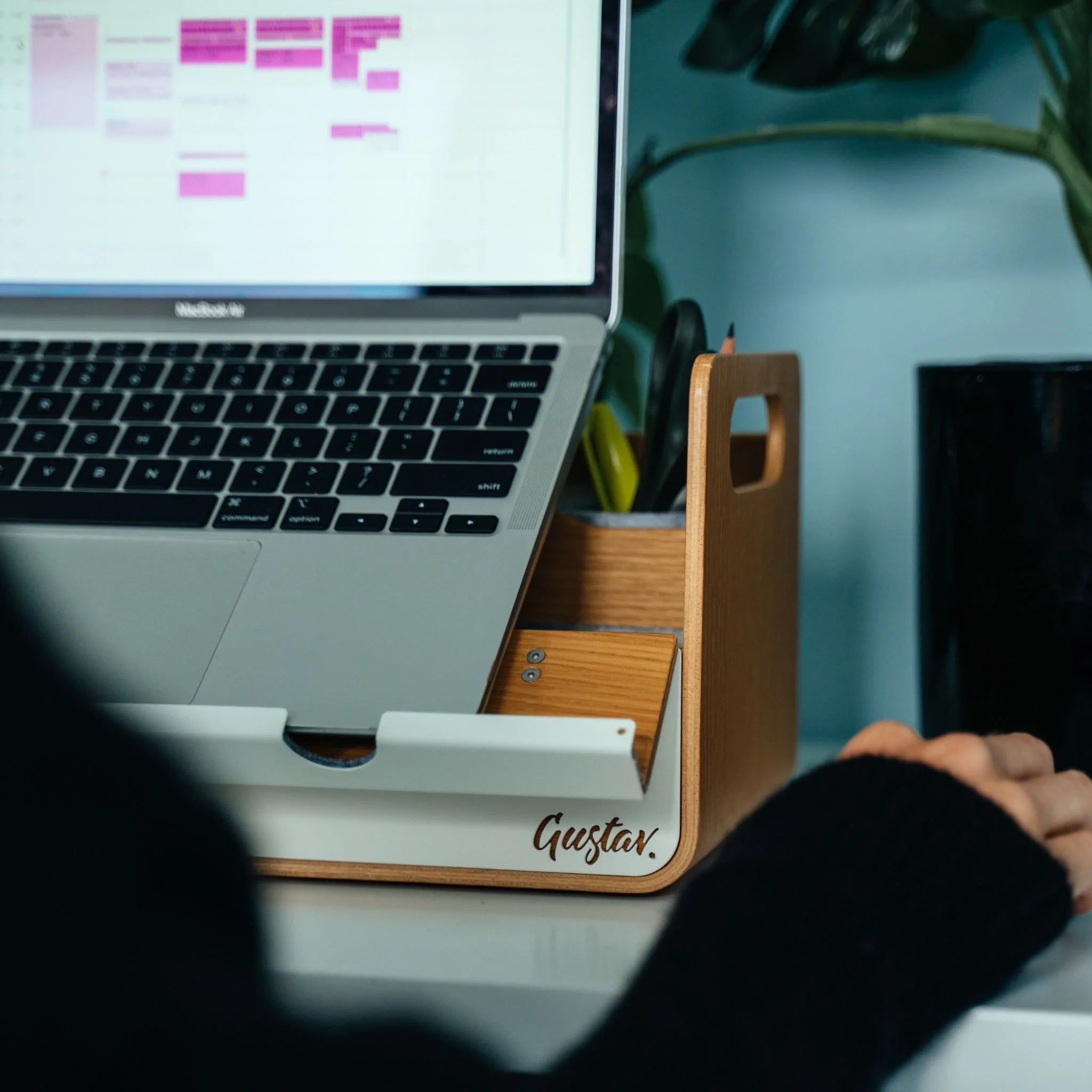 Gustav Original XL oak desk organizer – side profile view