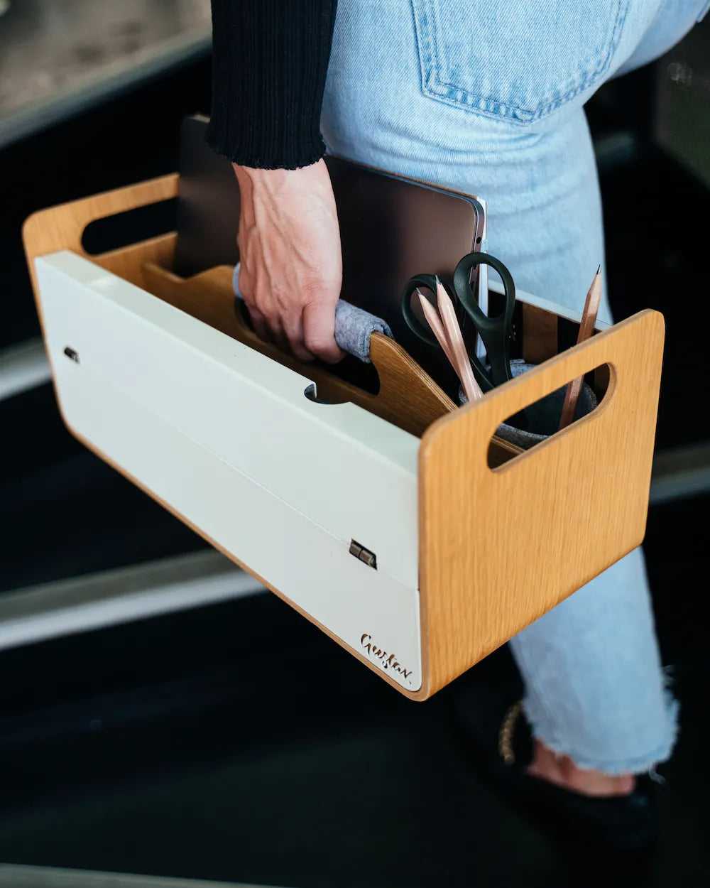 Gustav Original oak desk organizer – detail shot of oak veneer